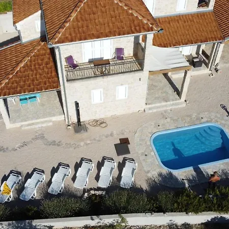 Viktoria Mit Pool Und Schönem Meerblick In *